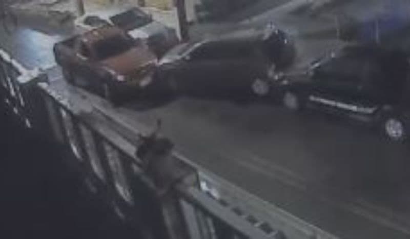 VÍDEO: Carro desgovernado bate em outros veículos estacionados e motorista foge, em Manaus