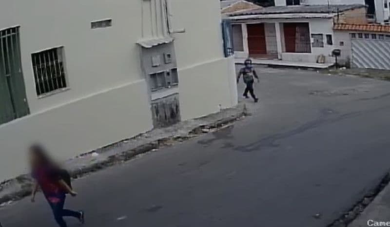 VÍDEO: Tarado persegue adolescente e se masturba no meio da rua, em Manaus