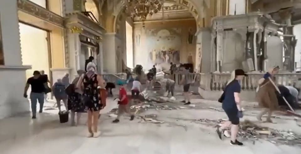 VÍDEO: Ataque aéreo russo mata dois e danifica catedral em Odessa