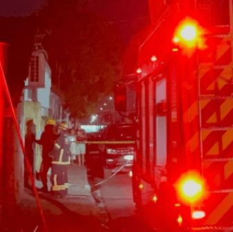 Casa pega fogo com idosa dentro em Manaus