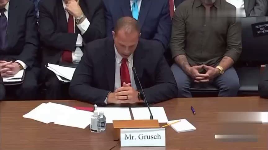 VÍDEO: Ex-oficial garante que EUA guarda partes de OVNIs