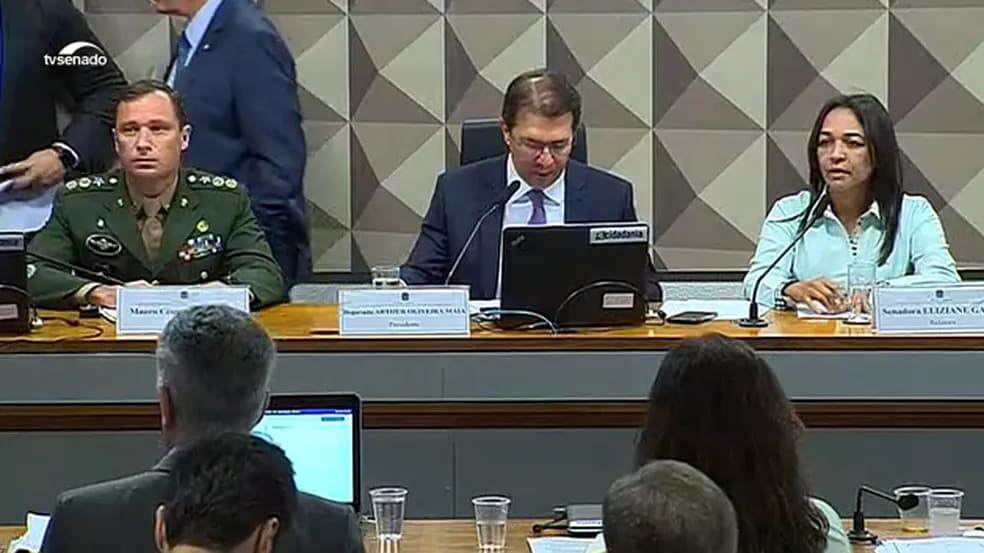 VEJA VÍDEO: Insinuação de “visita íntima” a Mauro Cid gera confusão na CPI