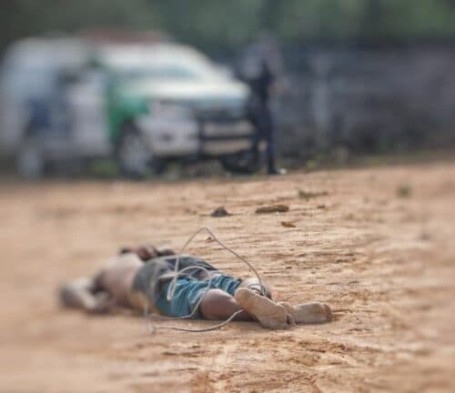 VÍDEO: Corpo de homem é encontrado com mãos e pés amarrados em terreno baldio de Manaus