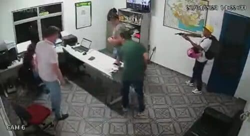 VÍDEO: Homens armados assaltam empresa de cara limpa, em Manaus