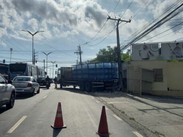 VÍDEO: Caminhão perde o controle, colide com poste e motocicletas, em Manaus