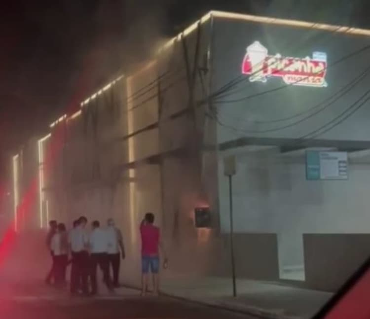 VÍDEOS: Incêndio atinge restaurante de Manaus em funcionamento e assusta clientes