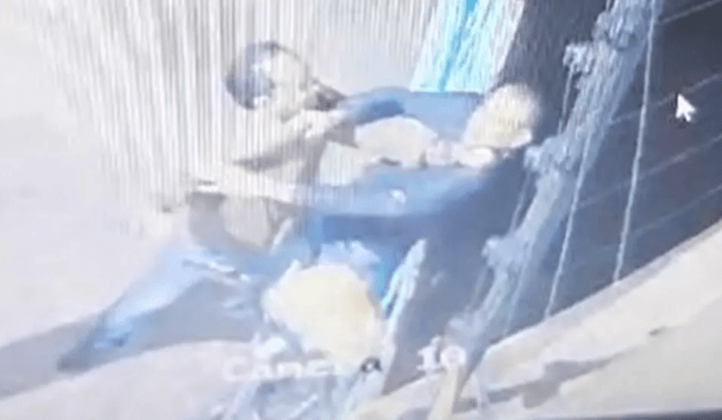 VÍDEO: Após discursão, PM é esfaqueado em saída de supermercado