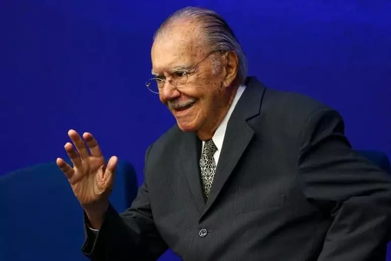 Ex-presidente José Sarney é internado após sofrer queda em casa