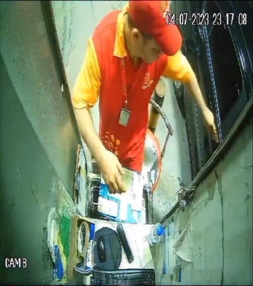 VÍDEOS: Frentista passa instantes de terror durante assalto a posto de combustível, em Manaus