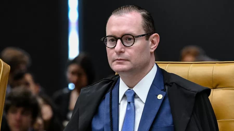 Ministro Zanin suspende decretos de SC que dispensavam vacinas em escolas