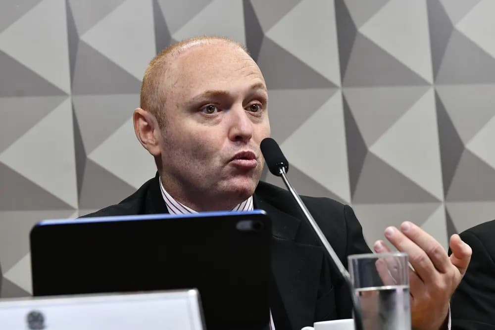 Hacker condenado com Zambelli joga bola com Robinho no “presídio das estrelas”