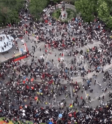 VÍDEO: Influencer promete PlayStation grátis e causa tumulto em Nova York