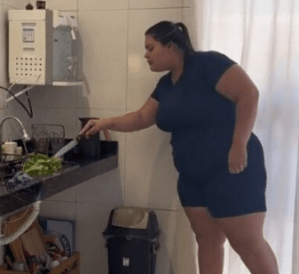 VÍDEO: Mulher é surpreendida por cobra enquanto lavava alface