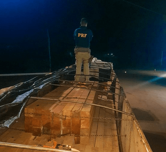 PRF apreende caminhão com madeira ilegalmente em Humaitá
