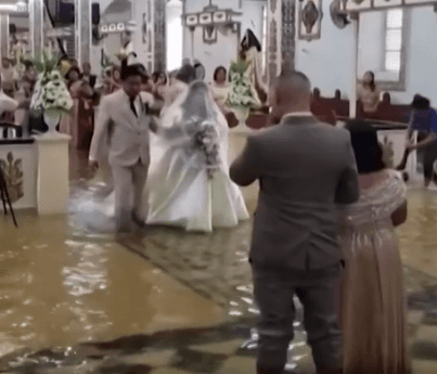 VÍDEO: Noiva atravessa igreja alagada para casar após tufão