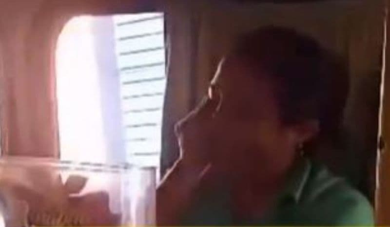 Cobradora de ônibus se emociona ao ganhar festa de aniversário de passageiros, em Manaus