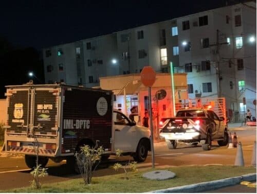 VÍDEO: Suposto agiota é morto e tem carro roubado de dentro de condomínio, em Manaus