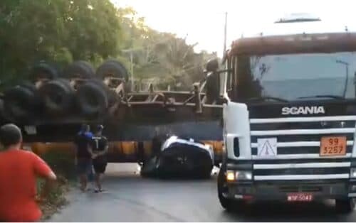 Carreta que esmagou carro em Manaus está com licenciamento atrasado, diz IMMU