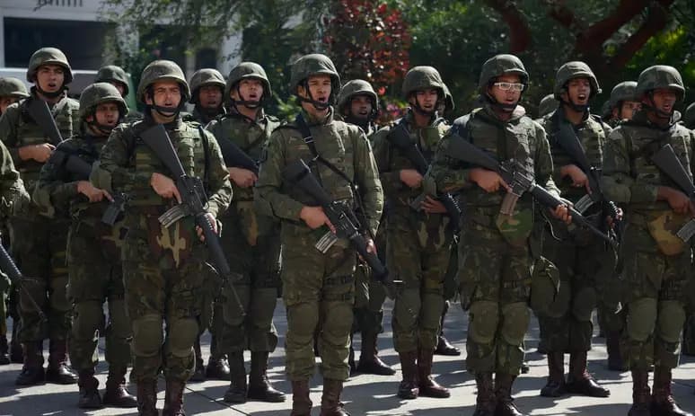 Governo apresenta PEC para impedir militares da ativa de disputarem eleições