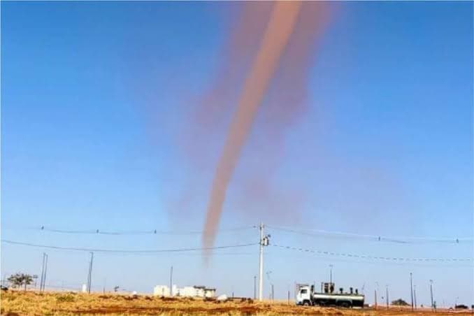 Vídeo: redemoinho de terra e poeira forma imagem impressionante em Uberlândia
