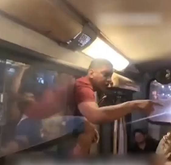 VÍDEO: Homem se pendura em janela de ônibus após suspeitar de traição no Pará