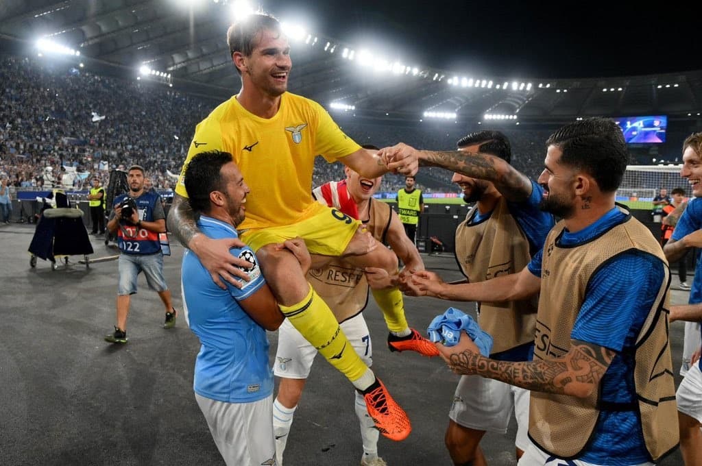 Vídeo: Goleiro vira herói ao fazer gol nos acréscimos do 2º tempo na Champions League
