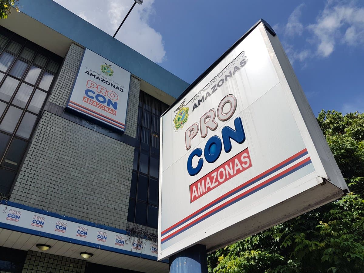 Após denúncias, Procon-AM apreende produtos impróprios em supermercado