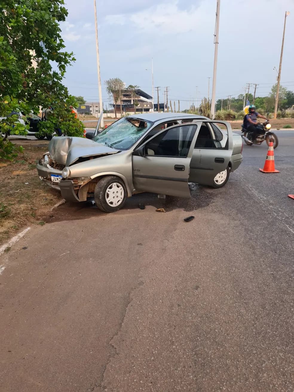 Carro bate em poste e deixa três feridos em rotatória de Palmas