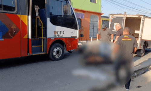 VÍDEO: Motociclista morre com cabeça esmagada por micro-ônibus, em Manaus