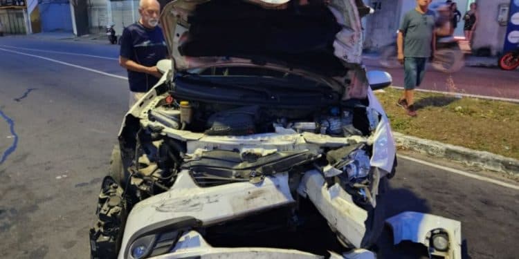 VÍDEO: Assaltantes roubam carro, atiram contra polícia e colidem com outros veículos na fuga, em Manaus