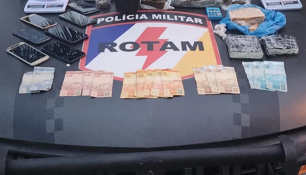 Pai e filho são presos após polícia encontrar drogas escondidas em lote baldio