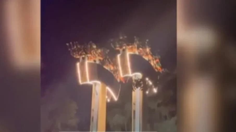 Vídeo: Em parque, brinquedo falha e deixa visitantes pendurados