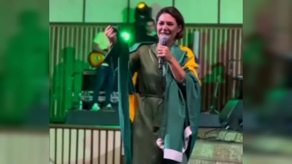 VÍDEO: Michelle Bolsonaro chora e diz “estamos sendo perseguidos” em culto