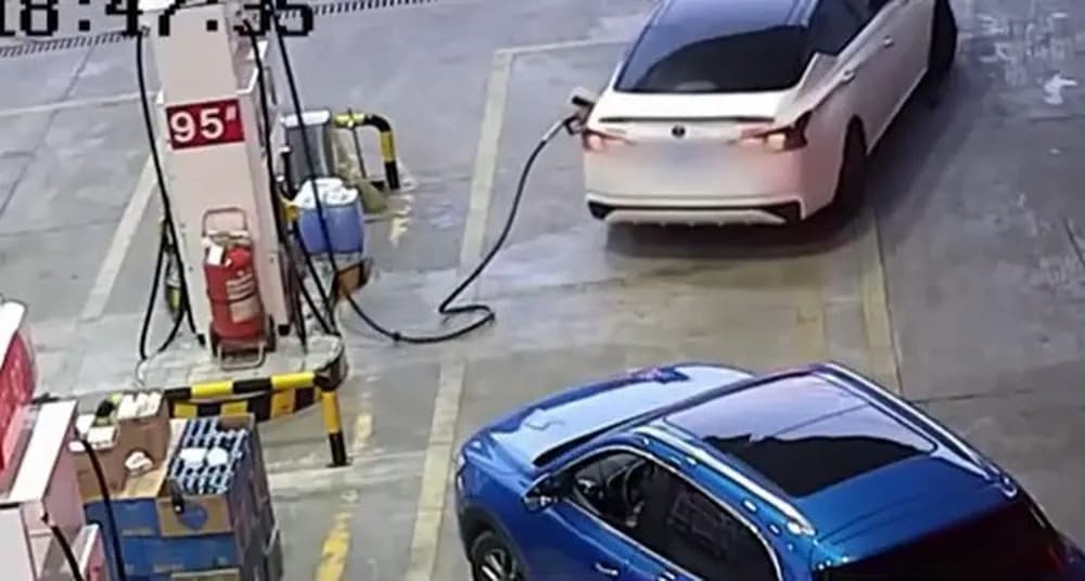 VÍDEO: Motorista arrasta bomba de combustível e causa explosão em posto, na China