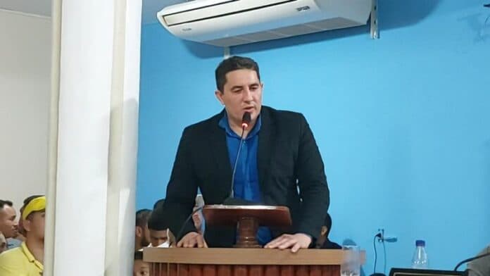 Em discurso ao reassumir Prefeitura de Borba, Simão Peixoto chama vice de “burro”