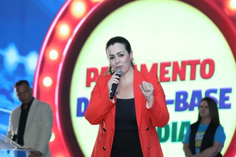 Prefeita de Palmas anuncia pacote de benefícios e concursos públicos