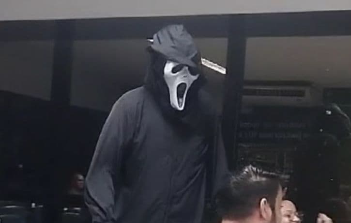 VÍDEO: Aluno é preso em universidade no PE ao se fantasiar de assassino do filme Pânico