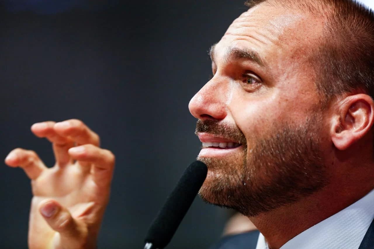Eduardo Bolsonaro é processado em R$ 62 mi por comparar professores a traficantes