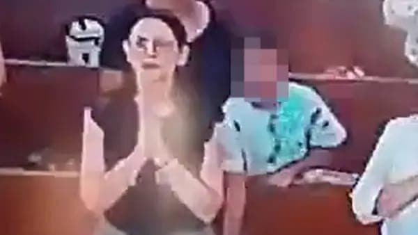 Vídeo: mãe e filha furtam carteira de fiel durante missa