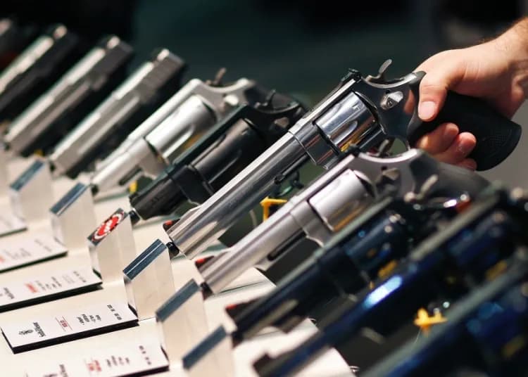 Lula assina decreto que aumenta imposto de armas de fogo para até 55%