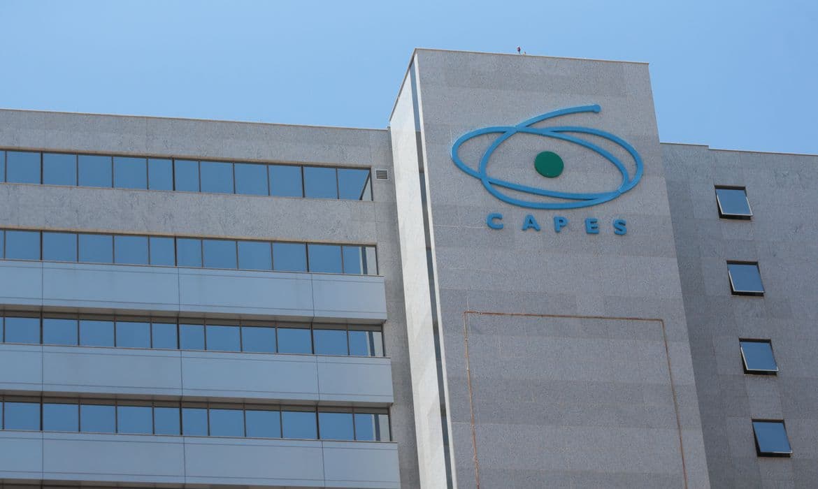 Governo federal bloqueia R$ 116 milhões do orçamento da Capes