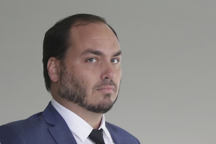 Carlos Bolsonaro vai à Justiça para recuperar porte de arma