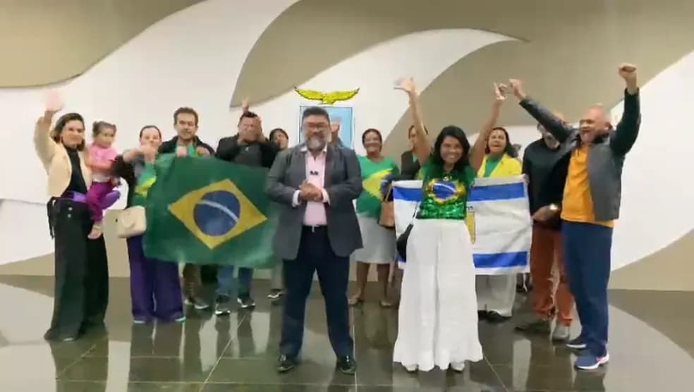 Caravana com 17 tocantinenses retorna de Israel em avião da FAB