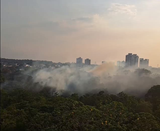 VÍDEOS: Fumaça deixa ao menos três bairros de Manaus com nível do ar “Perigoso”; Entenda