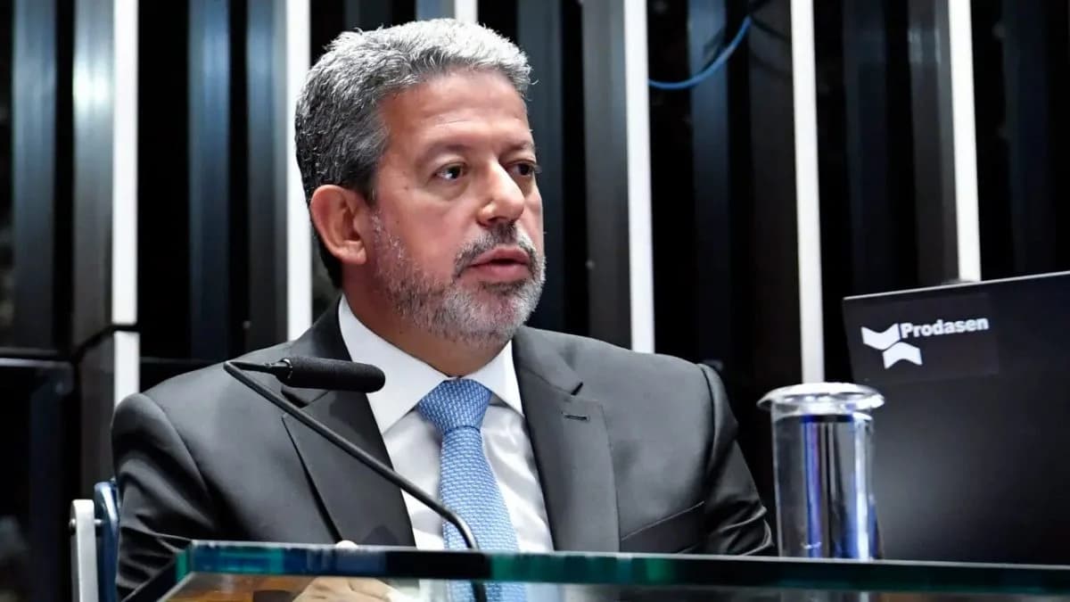 Seguindo os passos do Senado, presidente da Câmara adia discussão do imposto de renda para 2025