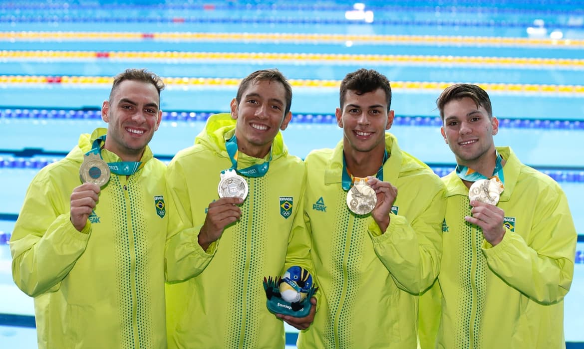 Pan 2023: Brasil conquista ouro na natação masculina