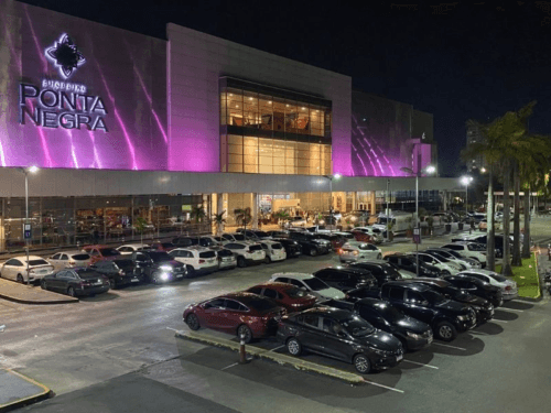 Advogada denuncia que teve carro arrombado em estacionamento de shopping de Manaus