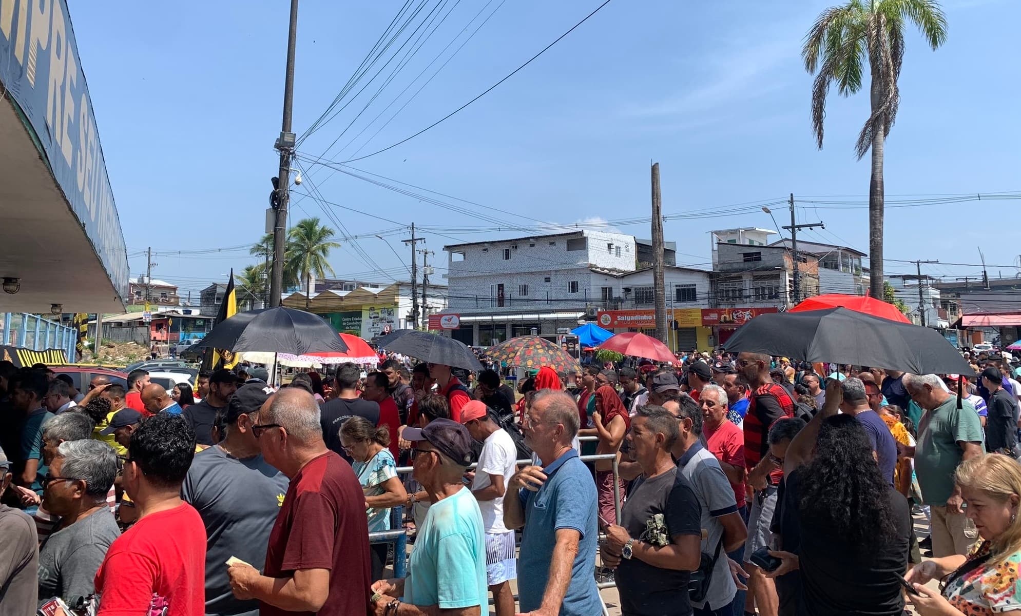VÍDEOS: Torcedores fazem fila quilométrica para comprar ingresso para “jogo do acesso” do Amazonas FC