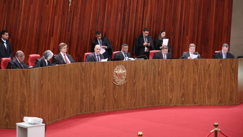 TSE rejeita ações de Bolsonaro contra Lula sobre crimes eleitorais