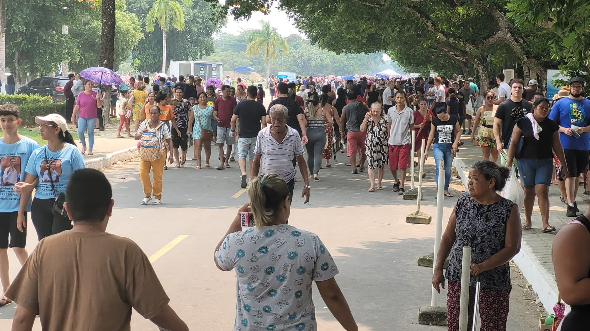 VÍDEO: Cemitérios registram movimento intenso em Manaus